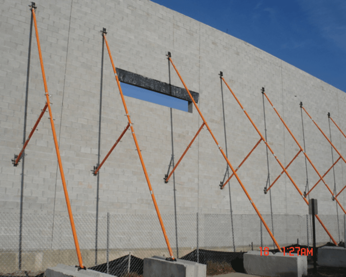 HL_w_kicker_on_job_site_7